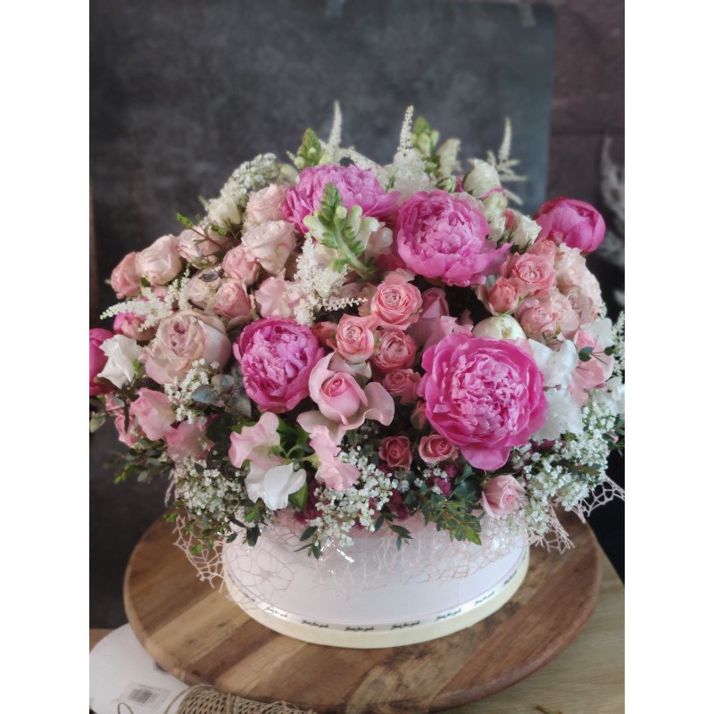 Caja decorativa con peonías y rosas